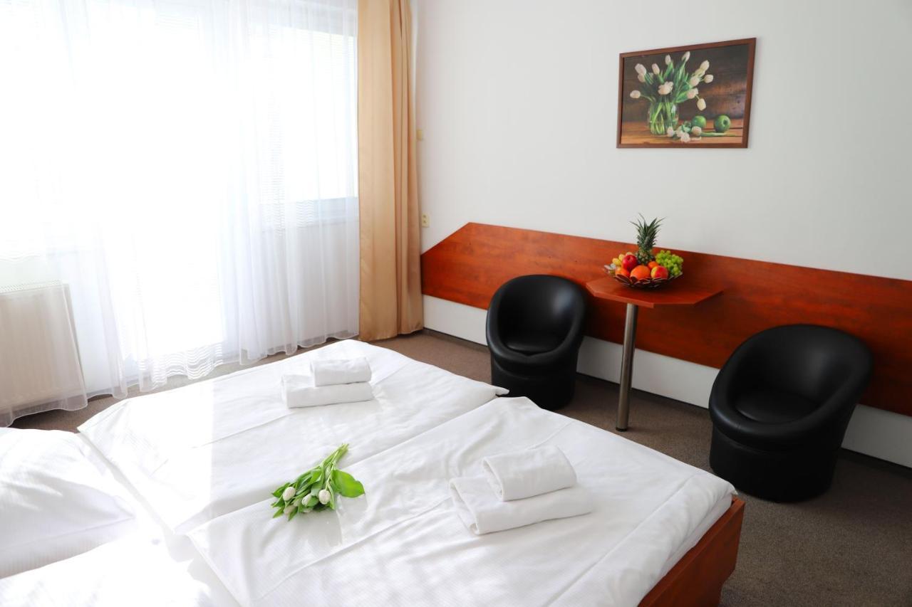 Hotel Rezident Turčianske Teplice エクステリア 写真