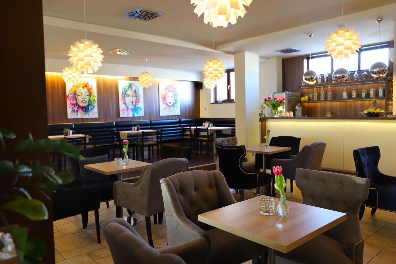 Hotel Rezident Turčianske Teplice エクステリア 写真