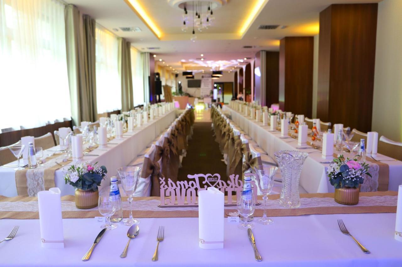Hotel Rezident Turčianske Teplice エクステリア 写真