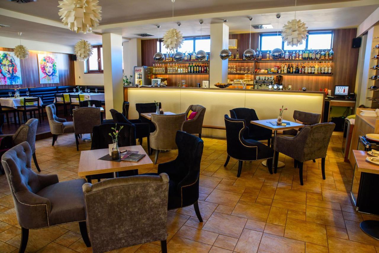 Hotel Rezident Turčianske Teplice エクステリア 写真