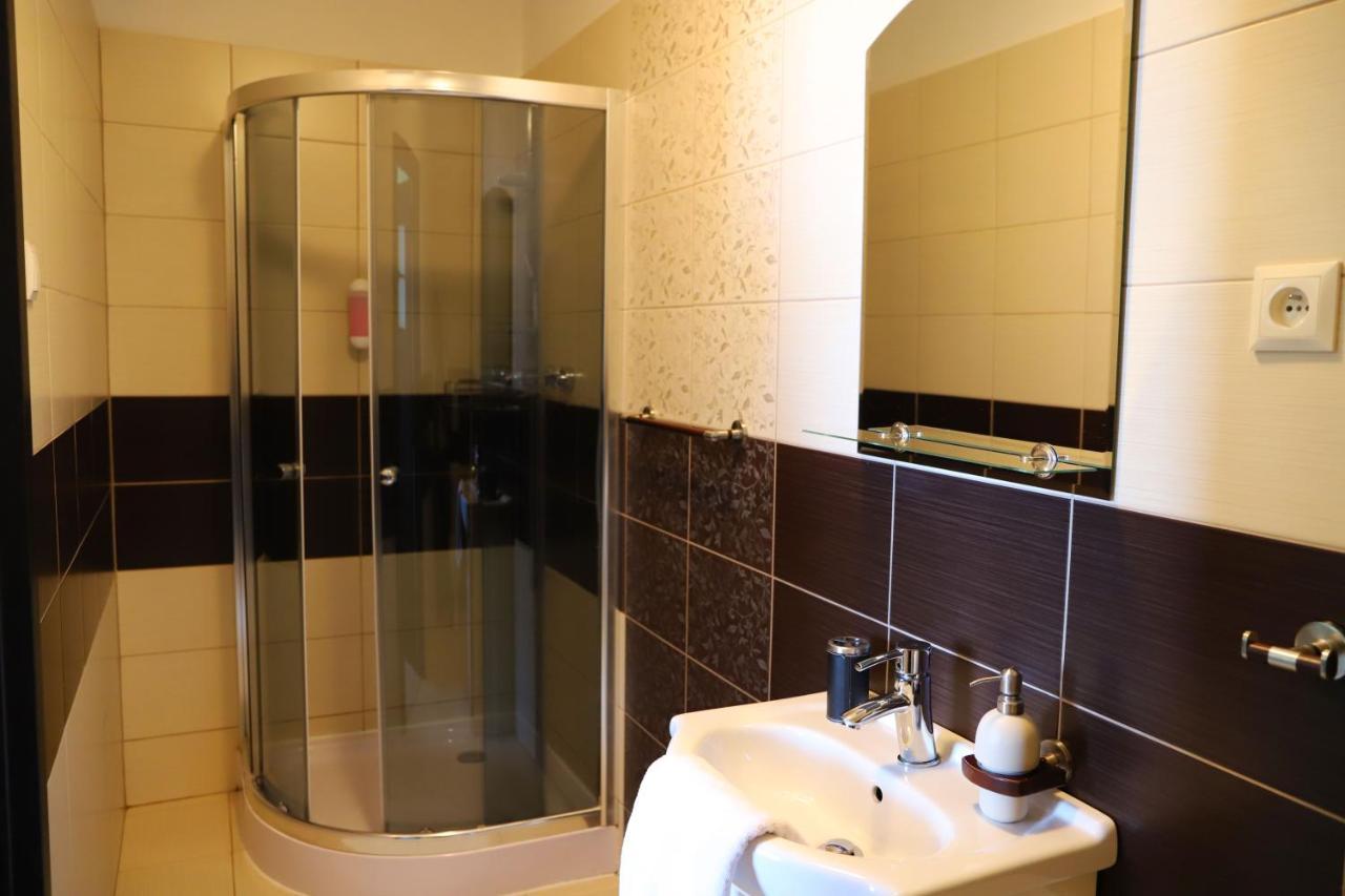 Hotel Rezident Turčianske Teplice エクステリア 写真