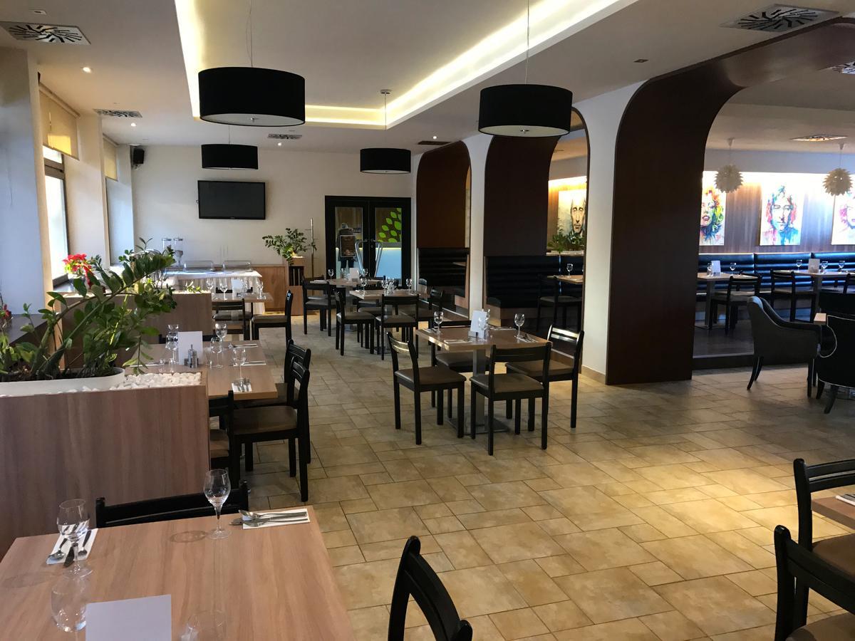 Hotel Rezident Turčianske Teplice エクステリア 写真