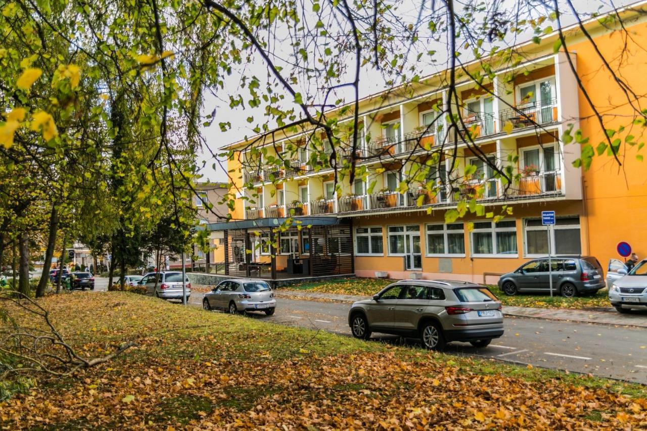 Hotel Rezident Turčianske Teplice エクステリア 写真