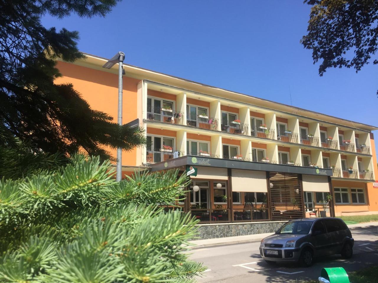Hotel Rezident Turčianske Teplice エクステリア 写真